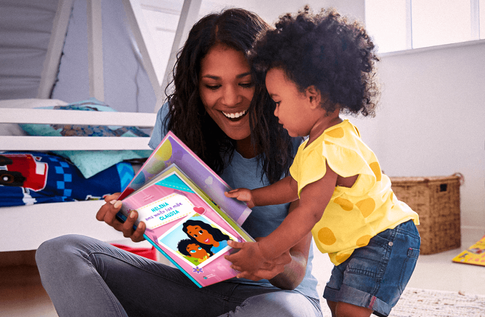 Crianças brincando com seus livros personalizados de Amo muito minha mãe