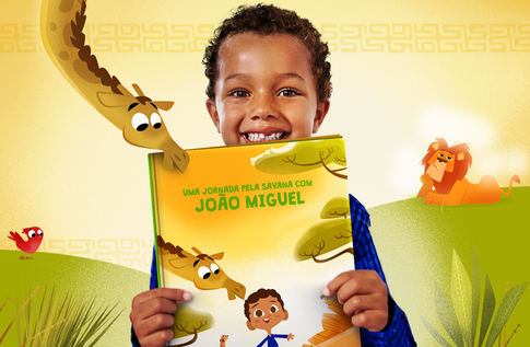 Crianças brincando com seus livros personalizados de Coleção Animais