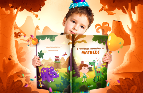 Crianças brincando com seus livros personalizados do Fantástico Aniversário