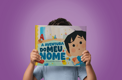 Crianças brincando com seus livros personalizados de A Aventura do Meu Nome