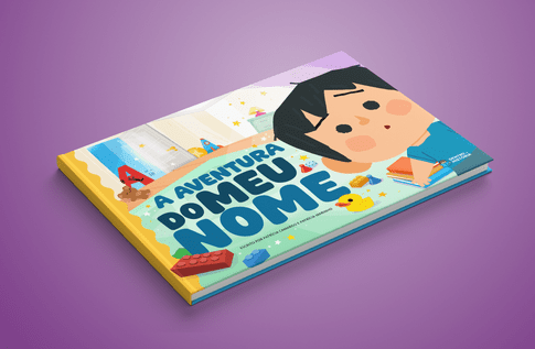 Crianças brincando com seus livros personalizados de A Aventura do Meu Nome