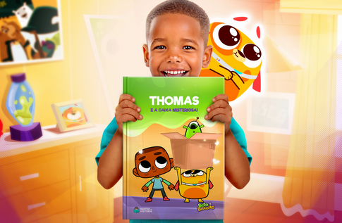 Crianças brincando com seus livros personalizados do A Caixa