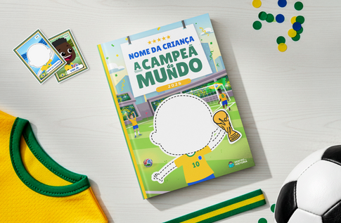 Crianças brincando com seus livros personalizados de Campeão do Mundo