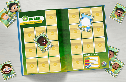 Crianças brincando com seus livros personalizados de Campeão do Mundo