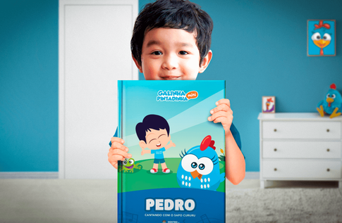 Foto de uma criança com sua Coleção Cantando com a Galinha Pintadinha Mini