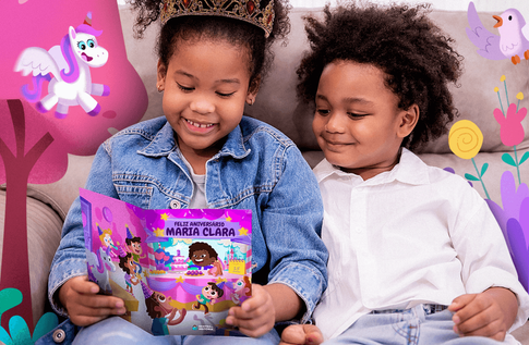 Crianças brincando com seu Cartão Personalizado Aniversário de Reino Encatado