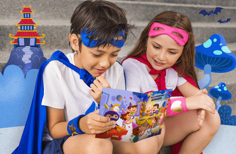 Crianças brincando com seu Cartão Personalizado Aniversário de Super Herói