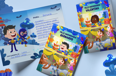 Crianças brincando com seu Cartão Personalizado Aniversário de Super Herói