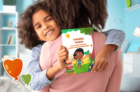 Crianças brincando com seus livros personalizados Cartão Personalizado: Aniversário de Dinossauro