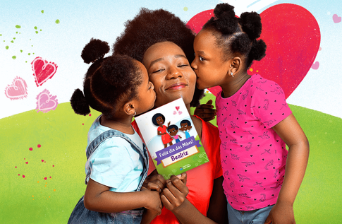 Crianças brincando com seu cartão personalizado O Mundo é Mais-Que-Perfeito