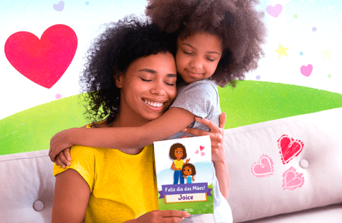 Crianças brincando com seu cartão personalizado O Mundo é Mais-Que-Perfeito