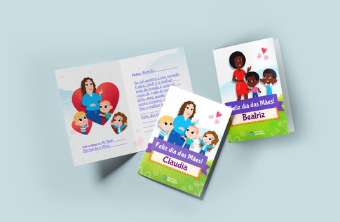 Crianças brincando com seu cartão personalizado O Mundo é Mais-Que-Perfeito