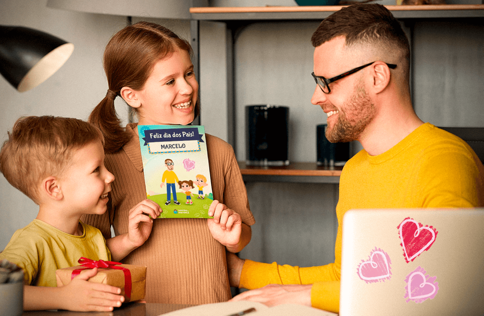 Crianças brincando com seu cartão personalizado Cartão Personalizado para o papai