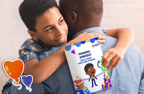 Crianças brincando com seus livros personalizados Cartão Personalizado: Aniversário de Super-Herói