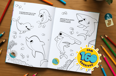 Crianças brincando com seus livros personalizados de Colorindo os Animais