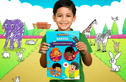 Crianças brincando com seus livros personalizados de Colorindo Histórias da Bíblia