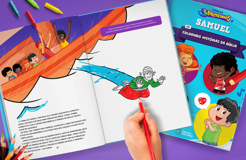 Crianças brincando com seus livros personalizados de Colorindo Histórias da Bíblia