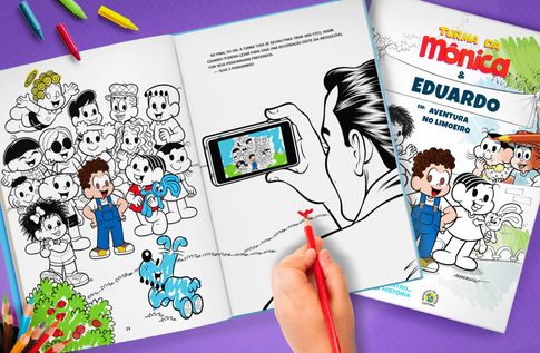 Crianças brincando com seus livros personalizados de Colorindo Aventuras no Limoeiro