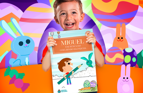 Crianças brincando com seus livros personalizados de Colorindo a Páscoa