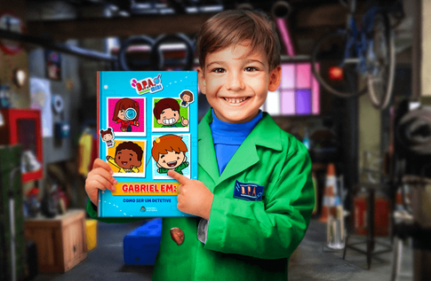 Crianças brincando com seus livros personalizados de Como ser um Detetive
