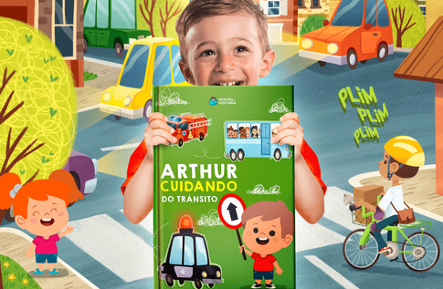 Foto de uma criança com sua Coleção Vai e Vem