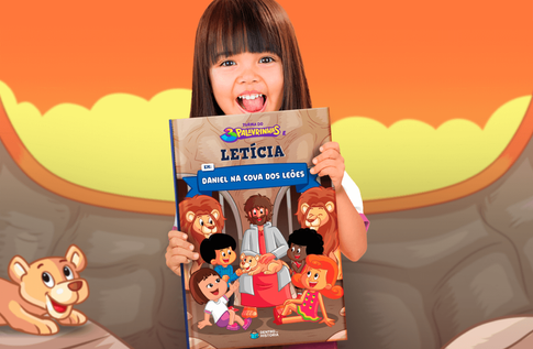 Crianças brincando com seus livros personalizados de 3 Palavrinhas em Daniel na Cova dos Leões