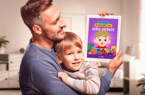Crianças brincando com seus livros personalizados de Descobrindo as Emoções