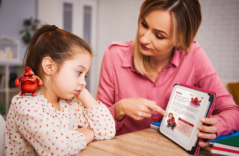 Crianças brincando com seus livros personalizados de Descobrindo as Emoções