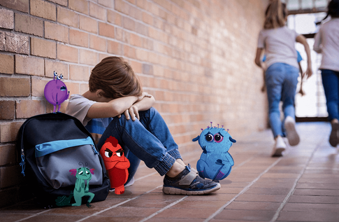 Crianças brincando com seus livros personalizados de Descobrindo as Emoções