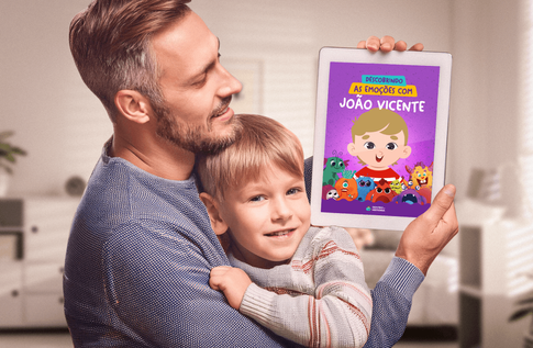 Crianças brincando com seus livros personalizados de Descobrindo as Emoções