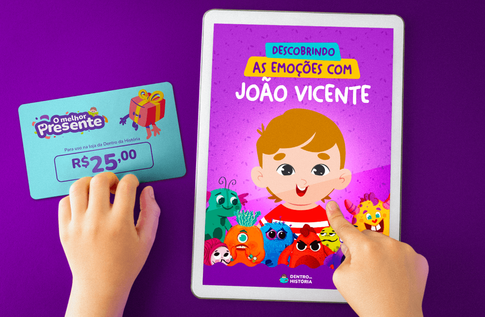 Crianças brincando com seus livros personalizados de Descobrindo as Emoções