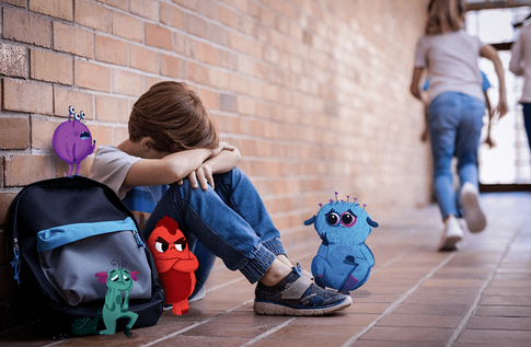 Crianças brincando com seus livros personalizados de Descobrindo as Emoções