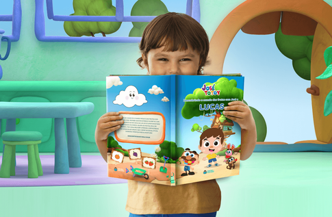 Crianças brincando com seus livros personalizados de Descobrindo o Mundo das Frutas com José