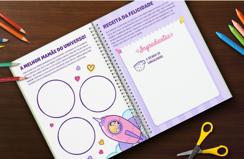 Crianças brincando com seus livros personalizados de Diário de Memórias da Mamãe