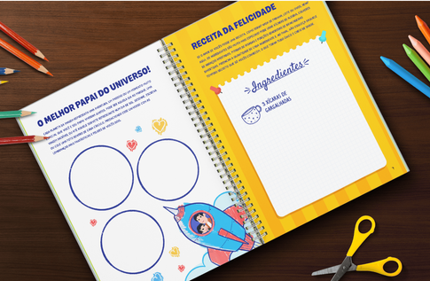 Crianças brincando com seus livros personalizados de Diário de Memórias do Papai