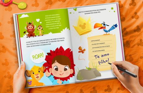 Crianças brincando com seus livros personalizados Disney Baby - Meu Primeiro Diário