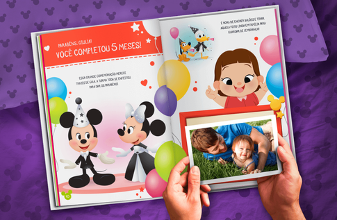 Crianças brincando com seus livros personalizados Disney Baby - Meu Segundo Diário