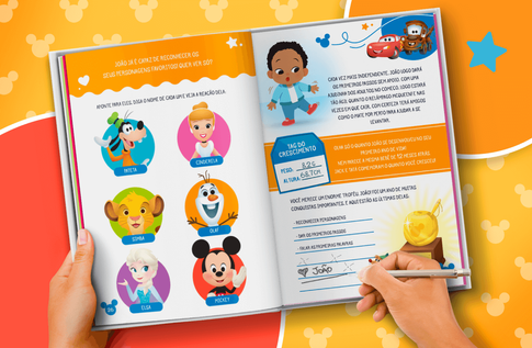 Crianças brincando com seus livros personalizados Disney Baby - Meu Terceiro Diário