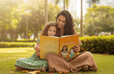 Foto de uma criança com sua coleção Fortes da Disney da Editora Dentro da História