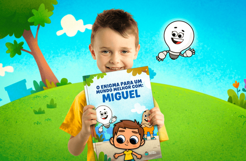 Crianças brincando com seus livros personalizados de O Enigma para um Mundo Melhor