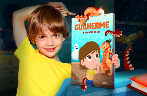 Foto de uma criança com sua Coleção Universo Encantado da Editora Dentro da História