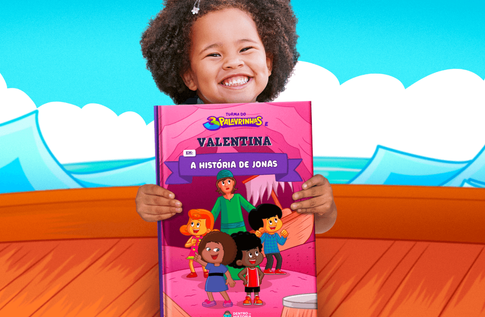 Crianças brincando com seus livros personalizados de 3 Palavrinhas em A História de Jonas