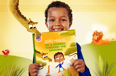 Crianças brincando com seus livros personalizados de A Journey Through the Savannah!