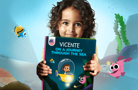 Crianças brincando com seus livros personalizados de A Journey Through the Sea