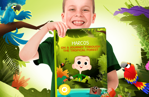 Crianças brincando com seus livros personalizados de A Journey through the Tropical Forest