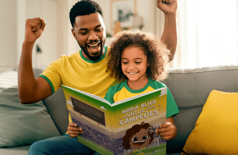 Crianças brincando com seus livros personalizados de Juntos, Somos Campeões!