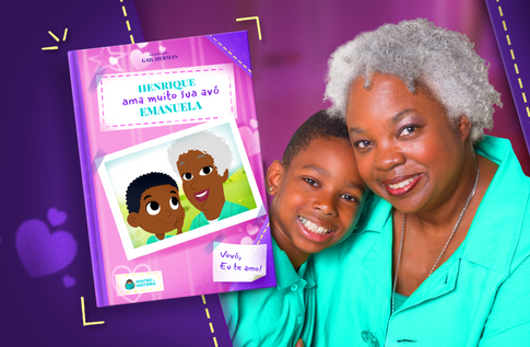 Crianças brincando com seus livros personalizados Amo Muito Minha Avó