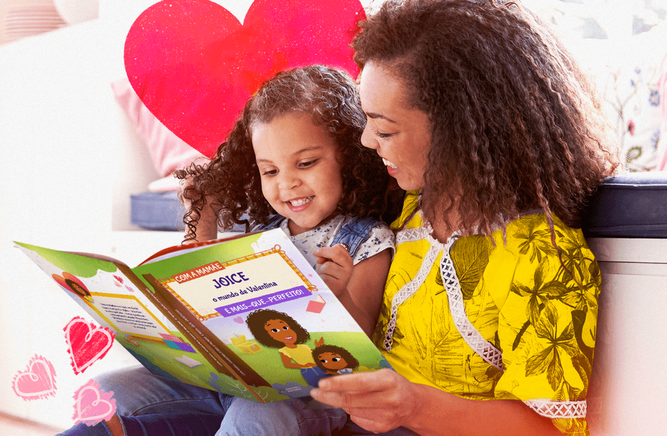 Crianças brincando com seus livros personalizados O Mundo é Mais-Que-Perfeito