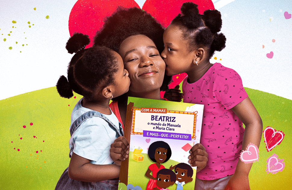 Crianças brincando com seus livros personalizados O Mundo é Mais-Que-Perfeito