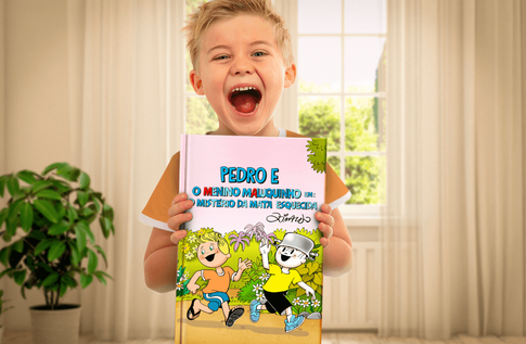 Crianças brincando com seus livros personalizados de O Mistério da Mata Esquecida